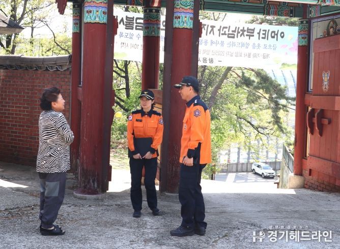 광명소방서, “연등 밝히기 전, 안전 먼저” 황룡사 현장안전 점검