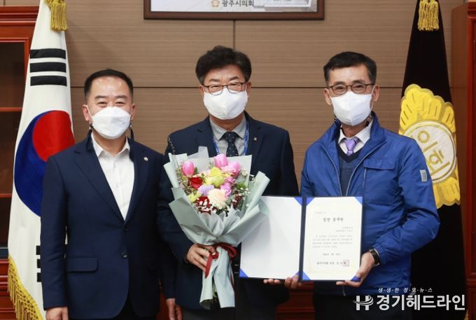 좌측부터 박현철 시의원, 권성덕 팀장, 임일혁 의장