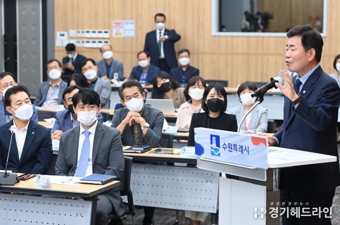 )김진표 국회의장이 소통경연 강사로 나서 강연하고 있다.