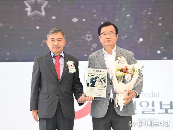 이현재 하남시장이 지난 9월 22일 조선일보가 주최한 '아이가 행복입니다 시즌5' 시상식에서 하남시를 대표해 아동보육정책 부문 대상을 수상하는 모습