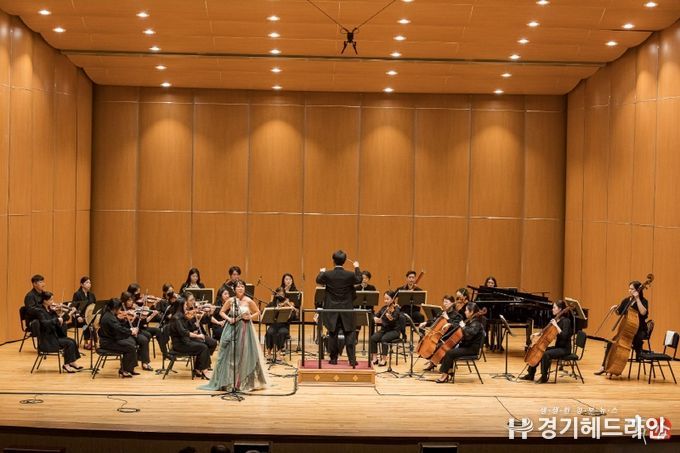부산 MBC음악회 ‘소프라노 진윤회와 함께하는 가을산책’에서 공연하는 소프라노 성악가 진윤희