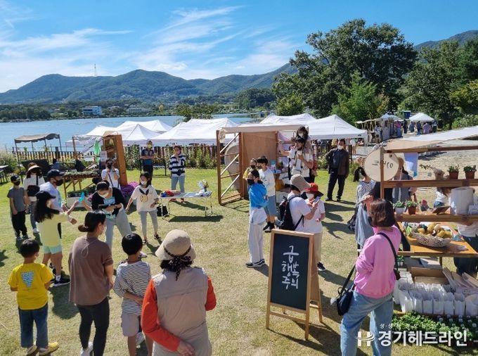 관광두레사업에 참여하고 있는 '협동조합 문화와 함께'가 지난 2021년부터 개최하고 있는 용담호수 '뚝마켓'