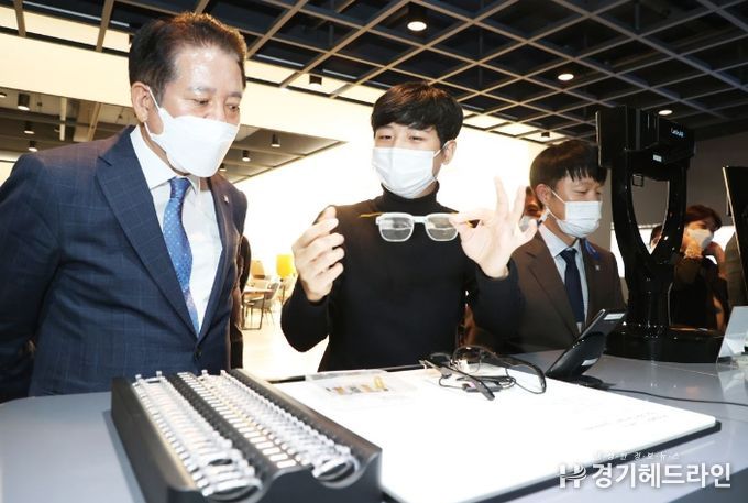 최대호 시장이 관내 광학 대표기업 (주)레티널을 방문해 기업운영과 애로사항을 청취했다