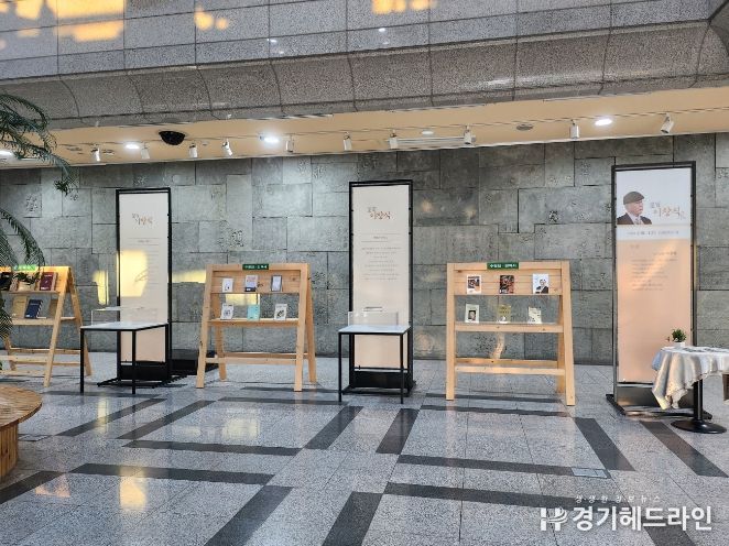 전시회가 열리는 선경도서관 1층 중앙홀
