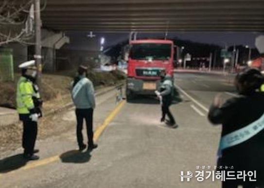 지난 2월 화도읍 차산리 물류센터 주변 불법 주차 현장 방문