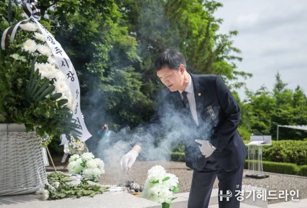 제68회 현충일 추념식에서 김현택 의장(좌) 의장이 헌화하고 있다.