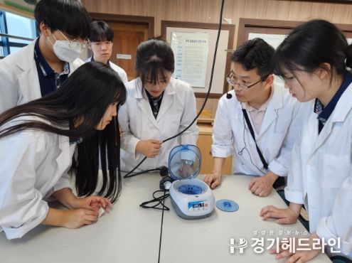 상동고 정경섭선생님이 여러 학교에서 모인 학생들과 함께 동식물의 미세구조 관찰 프로젝트를 진행하고 있다. 사진=경기도부천교육지원청