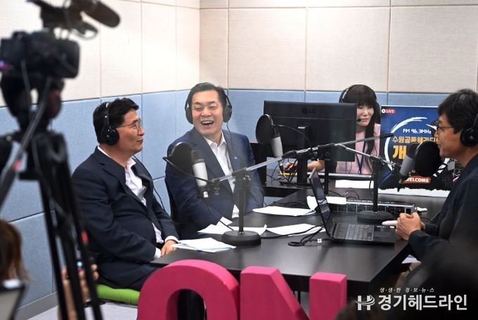 이재준 수원특례시장(왼쪽 2번째)과 김기정 수원시의회 의장(왼쪽 1번째)가 개국방송에 출연해 인터뷰하고 있다.