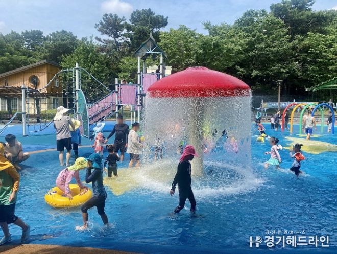 무더위는 가~랏! 첨벙첨벙 물놀이장 백배 즐기기♪ 시흥시 공원 물놀이장 27일까지 연장 운영