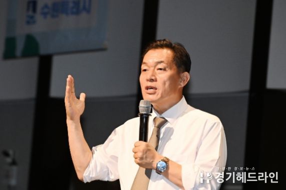 이재준 수원특례시장이 탄소중립 비전을 선포하고 있다.
