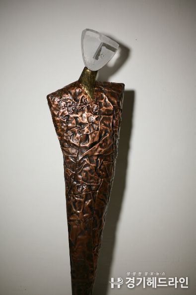 (사)한국미술협회 여주지부 회원전.-배진식_여인 2305_43×36×162cm_유리, 동, 스테인리스