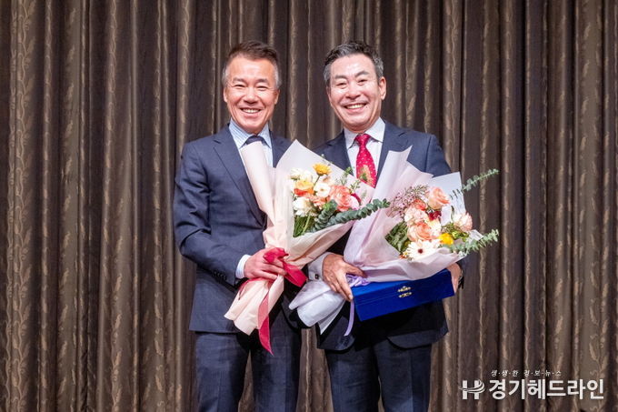 총동창회장 이취임식(좌측 신임 총동창회장 이휘성동문, 우측 전임 총동창회장 김복진회장)