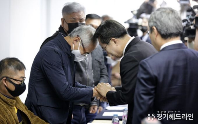 김동연 도지사가 선감학원 피해자들을 위로하는 마음을 전하는 악수를 하고 있다.
