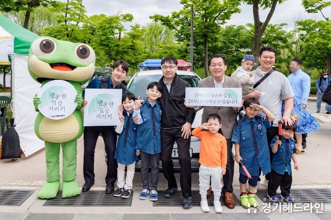 지난 11일 이재준 수원특례시장이 광교호수공원에서 열린 2024 수원시새빛가족축제에 참가한 가족들과 함께 기념촬영을 하고 있다.