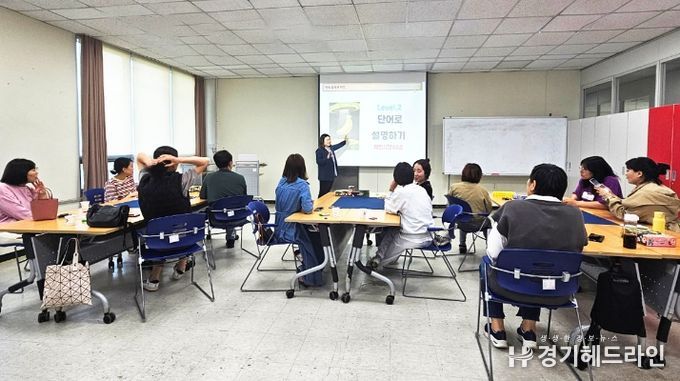 수원시장애인가족지원센터에서 운영하는 부모 프로그램에 장애인 부모들이 참여하고 있다.