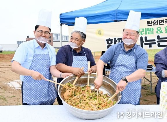 파주 탄현면 청보리밭에서 맨발 흙길을 체험하세요