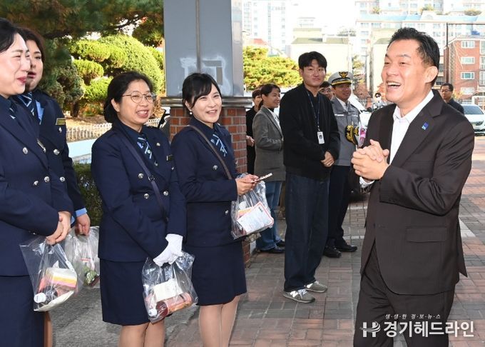 이재준 시장이 캠페인 참가자들을 격려하고 있다.