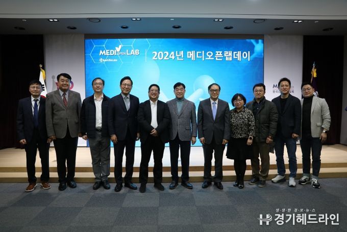 좌측부터) 피플바이오 강성민 대표, 대주디앤드씨 이경옥 회장, 강남세브란스 암병원 조재용 병원장, 연세대바이오헬스 기술지주 송영구 대표, 김호민 스파크랩 공동대표, 김인원 건협 회장, K-바이오랩허브사업추진단 한인석 사업단장, 이은희 건협 사무총장, 이대서울병원 순환기내과 김충기 교수, 중앙대학교 의과대학 조인성 교수, 김영성 건협 연구소장