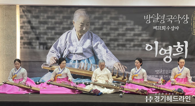 이영희 명인과 제자들이 축하 공연을 펼치고 있다.