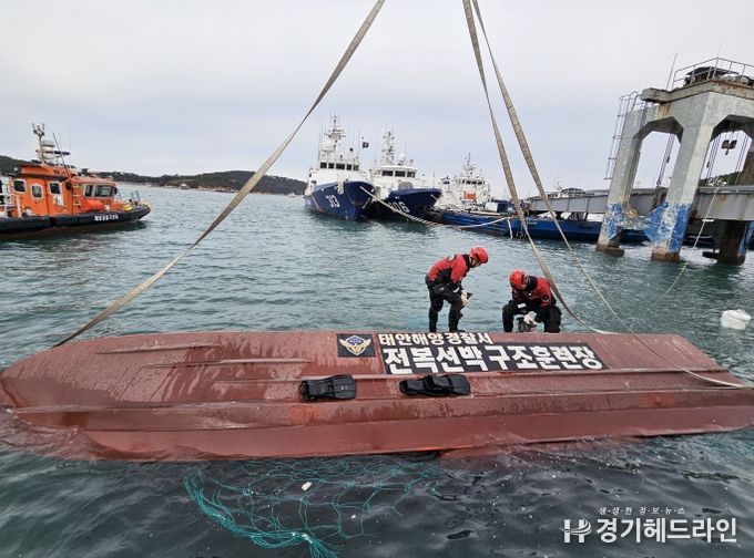 전복선박구조훈련장에서 전복선박내 생존신호를 확인하고 있다.j