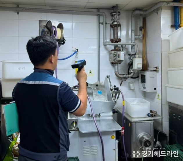 1. 도시가스 공급사 직원이 도시가스 시설물을 점검하고 있다