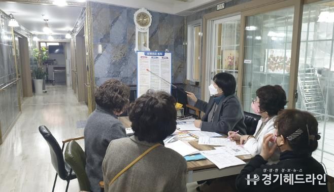 팔달구보건소 관계자가 감염취약시설 종사자들을 대상으로 감염병 교육을 하고 있다