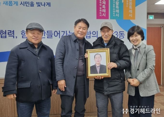 수원특례시 영통구 매탄3동 주민자치회, 어르신 대상 ‘장수 사진 전달식’ 진행