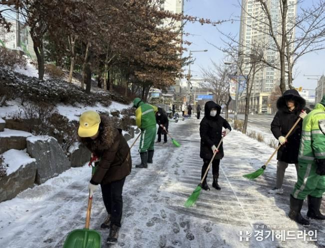 수원특례시 영통구 광교1동, 지속적인 강설로 인한 제설 작업 실시