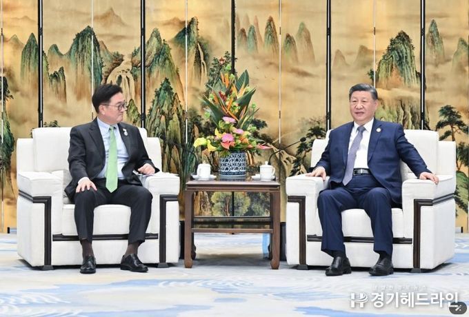 시진핑(習近平) 중국 국가주석이 7일 오후 헤이룽장(黑龍江)성 하얼빈(哈爾濱) 타이양다오(太陽島) 호텔에서 '제9회 동계 아시안게임' 개막식 참석차 중국을 방문한 우원식 한국 국회의장과 회견했다. (사진/신화통신)