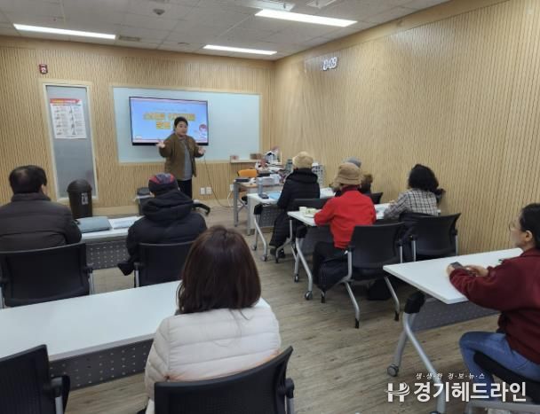 교육 인력을 대상으로 역량강화 교육을 진행하는 모습
