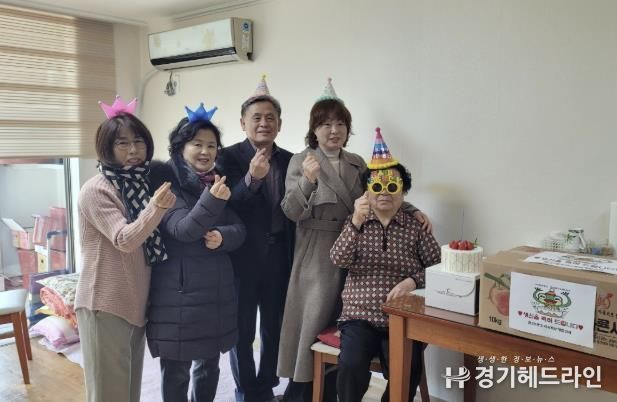 수원특례시 권선구 권선2동 지역사회보장협의체, 찾아가는 저소득 홀몸노인 생신축하 사업 추진