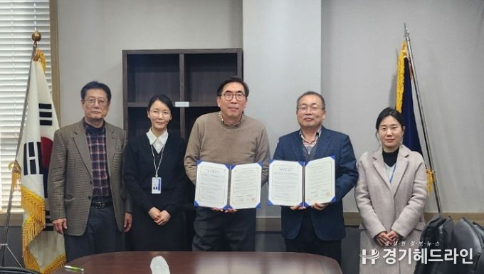 김정식 인천TP 뿌리산업일자리센터장(오른쪽), 박용배 연희직업전문학교 이사장(왼쪽) 등 관계자