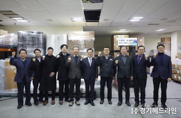 20일 오후 ㈜예선테크에서 열린 경기도 수출 중소기업 현장 간담회에서 김동연 경기도지사와 도내 수출 중소 유망기업 대표 등과 함께 기념촬영을 하고 있다.