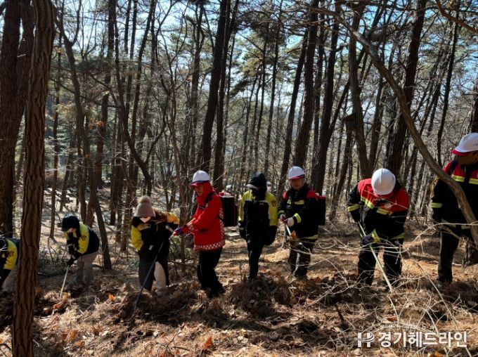 산불방지 전문 훈련을 하는 모습