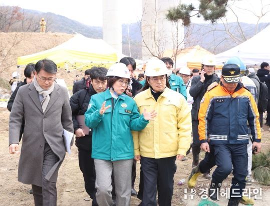 25일 오후 김동연 경기도지사가 안성시 고속도로 공사현장 교량상판붕괴현장을 방문하여 사고상황을 점검하고 있다.