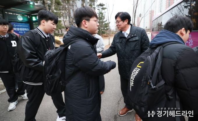 도성훈 인천광역시교육감 ‘학생성공버스’로 새 출발하는 학생 등교 격려