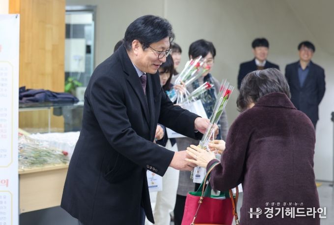 세계 여성의 날 맞아 ‘빵과 장미’ 나눔 행사