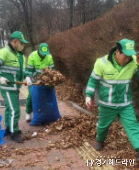 수원시 팔달구 우만1동 관내 낙엽 수거