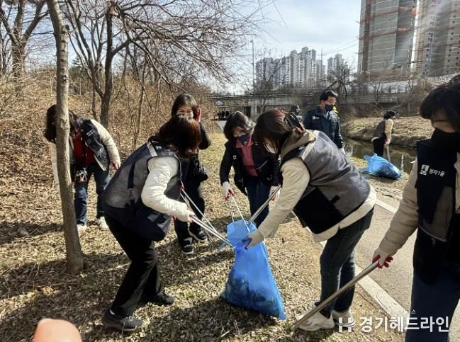 수원특례시 장안구 정자1동, 봄맞아 서호천 대청소 실시