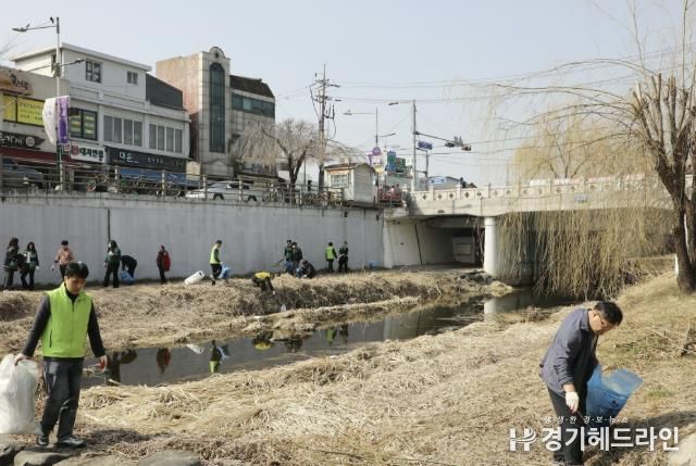 수원특례시 팔달구, 새봄맞이 수원천 대청소 실시