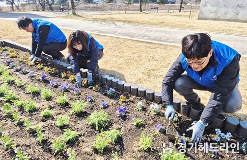 초화를 식재하는 직원들