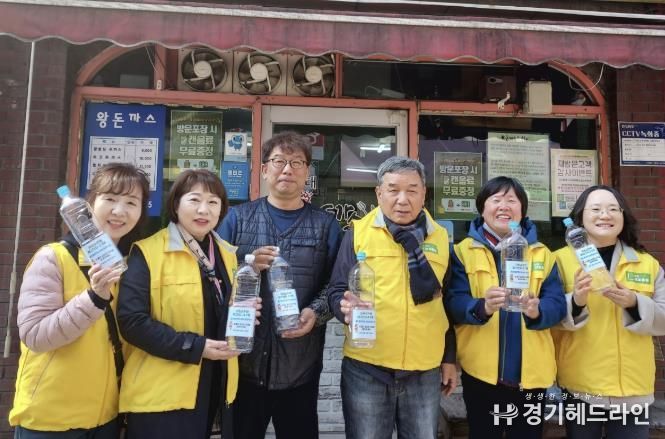 수원특례시 장안구 율천동, 나눔기부 사업장에 자원순환형 폐건전지 수거통 전달