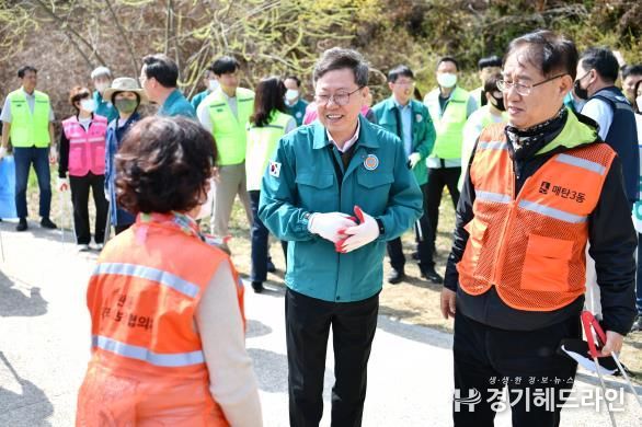 수원특례시 영통구, '봄맞이 원천리천 환경정화 활동' 실시