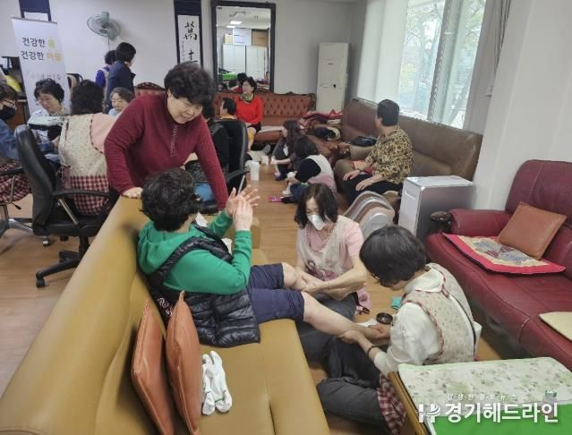수원특례시 영통구 매탄3동 발사랑 이웃사랑 봉사단, 찾아가는 발마사지·네일아트 봉사 실천