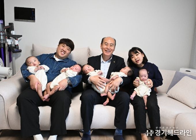 동두천시장, 다섯쌍둥이 가정 방문하여 축하와 격려