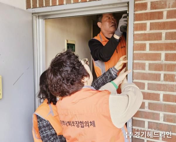 수원특례시 권선구 세류2동 지역사회보장협의체, 건강한 여름나기! 현관 방충망 설치 사업 추진