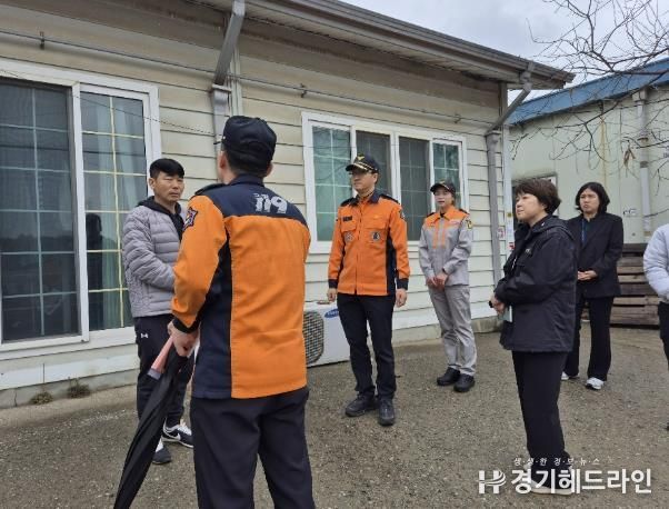 14일 화성특례시 및 화성소방서 관계자가 향남읍 소재 농가를 방문해 외국인 계절근로자 숙소를 합동점검하고 있다.