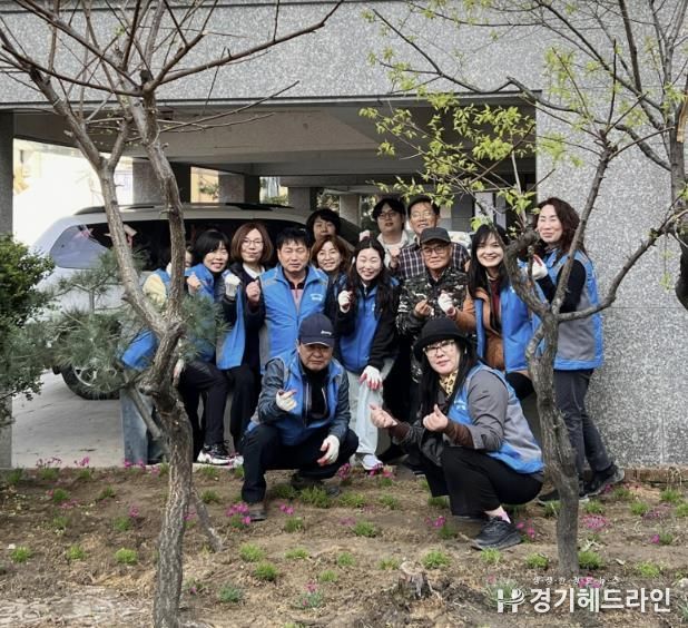 수원특례시 팔달구 화서1동 주민자치회, 손바닥정원 신규 조성에 구슬땀