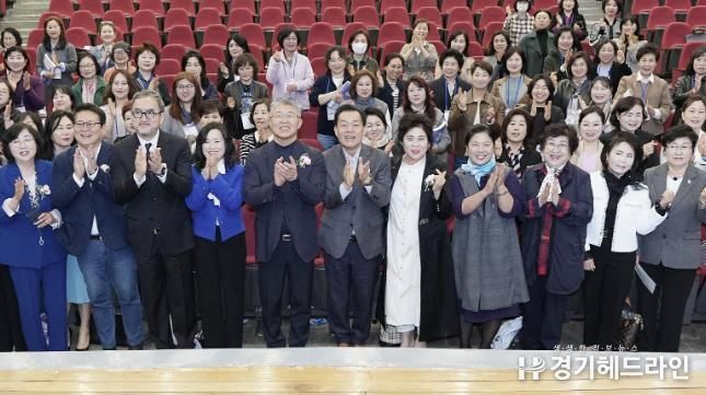 이재준 수원특례시장(앞줄 오른쪽 6번째)과 제22기 수원시 여성지도자대학 수강생들이 함께하고 있다.