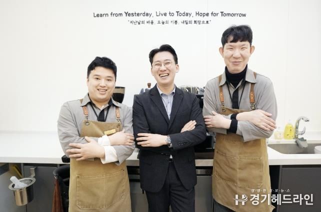 YTT 카페를 찾은 성진규 ㈜비비테크 대표이사(가운데)가 박오성(왼쪽)씨, 노현래씨와 활짝 웃고 있다